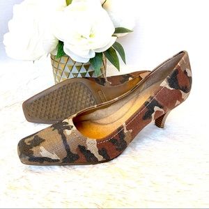 AEROSOLES Camouflage Envy Memory Foam Pump Heel